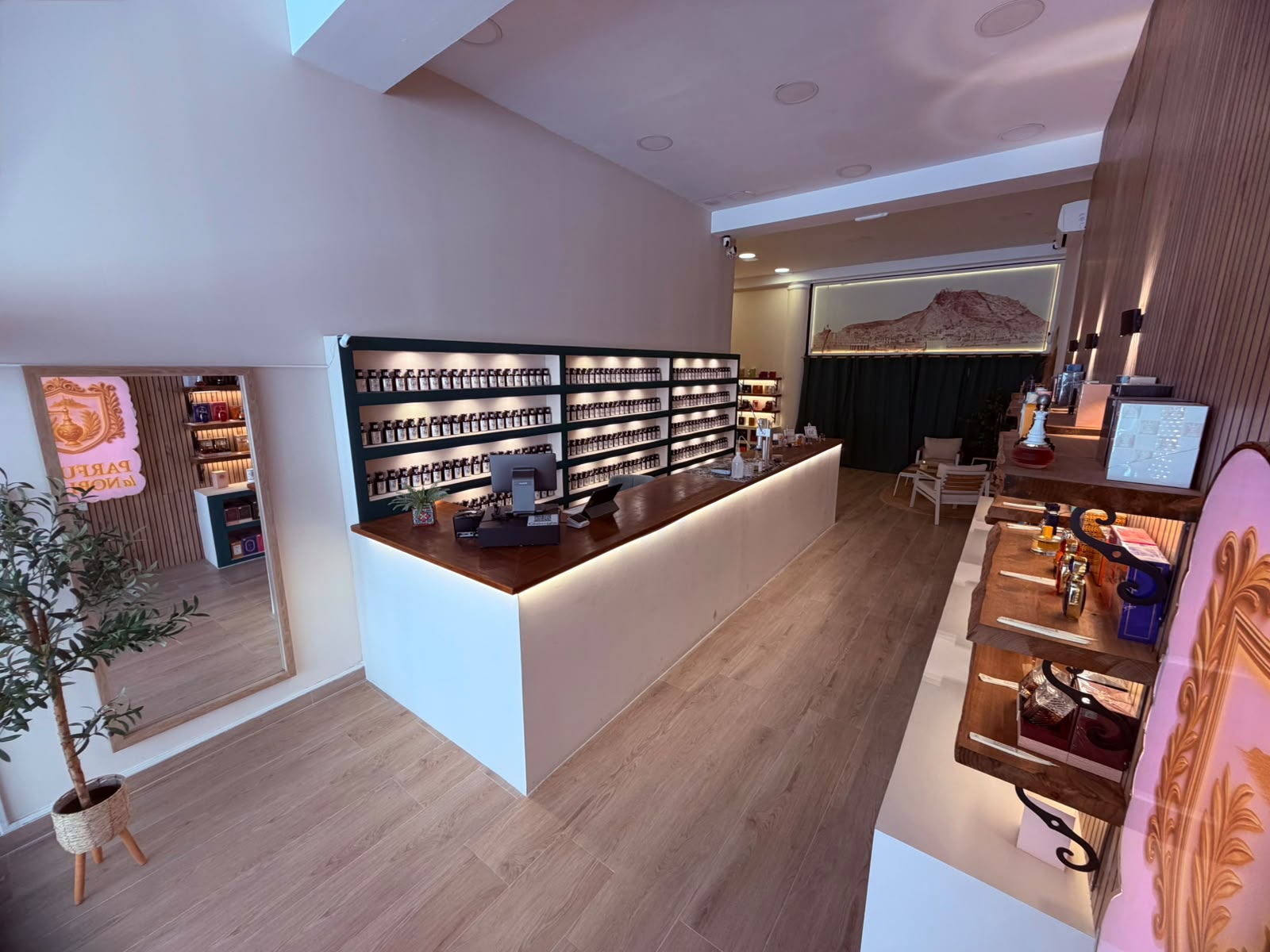 Interior de la boutique Parfums la Nobleza vista desde la entrada